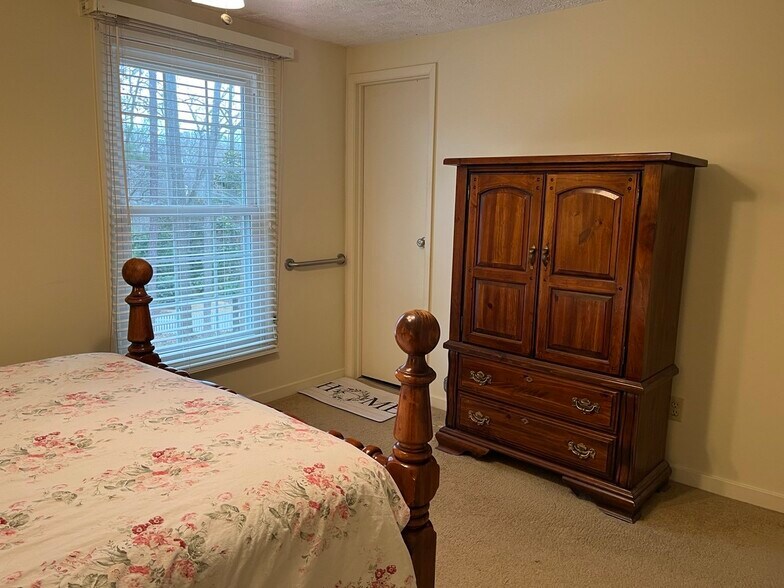 Building Photo - 210 Pinehurst Ln