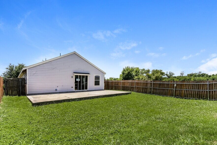 Building Photo - 1303 Macaw Ct