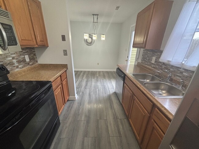 Building Photo - Charming 3 Bedroom 1.5 Bathroom Newport Ne...