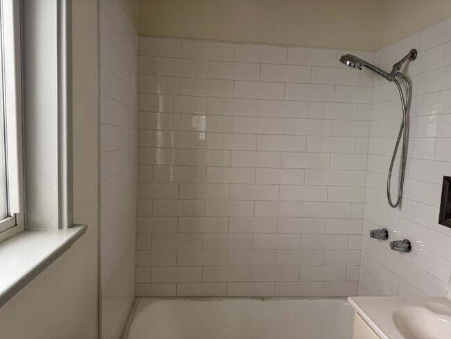 Building Photo - 14550 Moorpark St