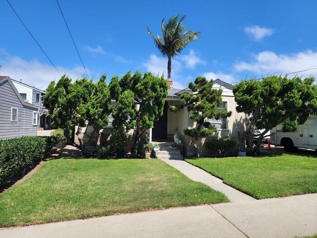 Building Photo - Spacious 2BR Duplex For Rent. Close to Sail Bay and only 6 Blocks to the Beach