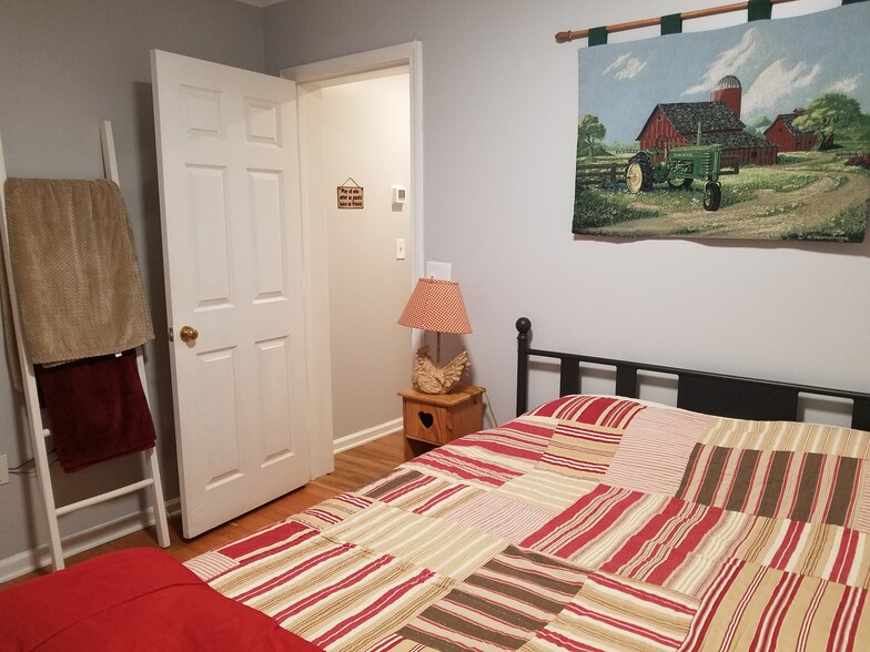 Building Photo - 453 N Flat Rock Rd