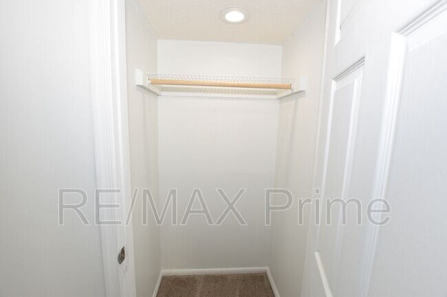 Building Photo - 525 E Lake Cir