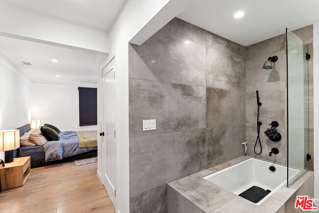 Building Photo - 502 N Sweetzer Ave