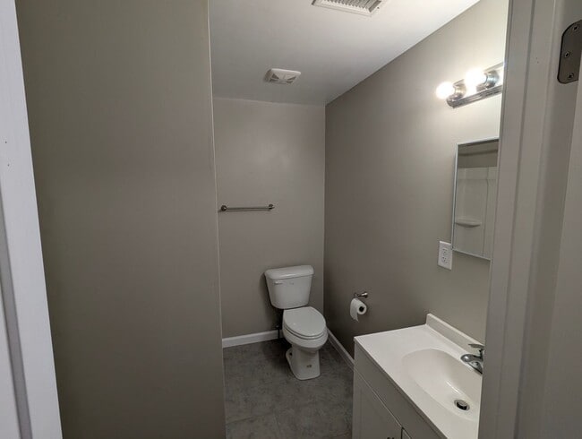 Building Photo - Out of the way 3 Bedroom