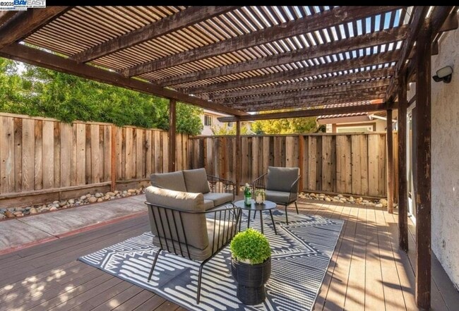 Building Photo - 725 Old Creek Rd