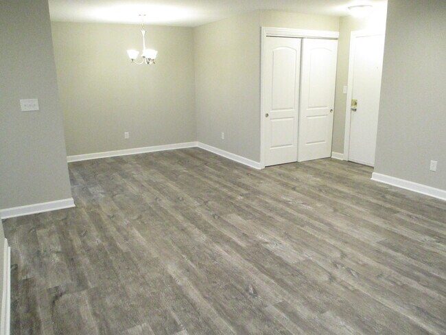 Building Photo - 580 Somerset Ln