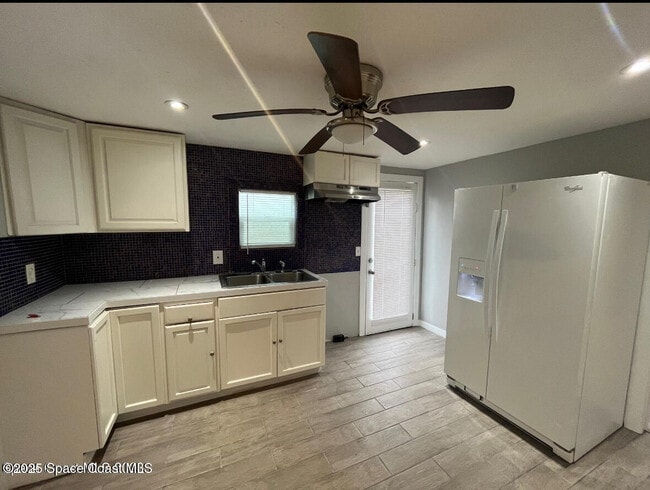 Building Photo - 329 Pine Ave