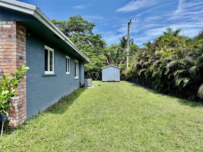 Building Photo - 320 Holloway Dr