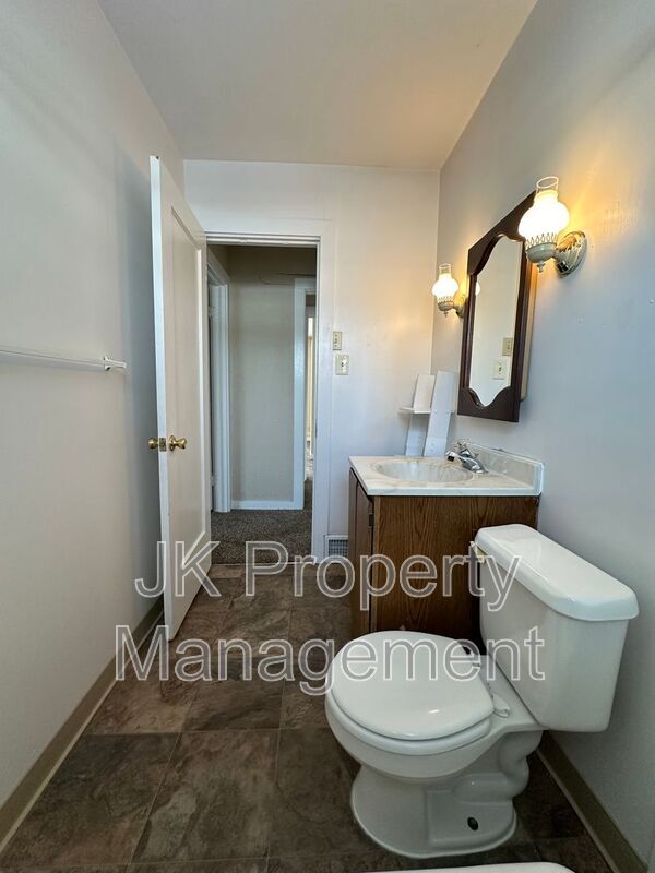 Building Photo - 1012 7th Ave S