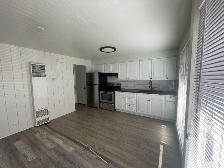 Building Photo - 951 N Redwood Rd