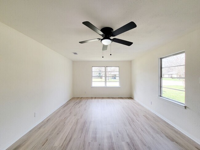 Building Photo - This beautifully remodeled 3-bedroom, 2-bathroom home in the heart of Lake Jackson, Texas, offers...