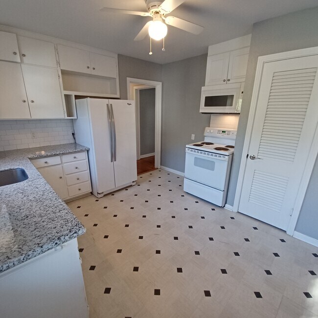 Building Photo - 353 Irvington Dr