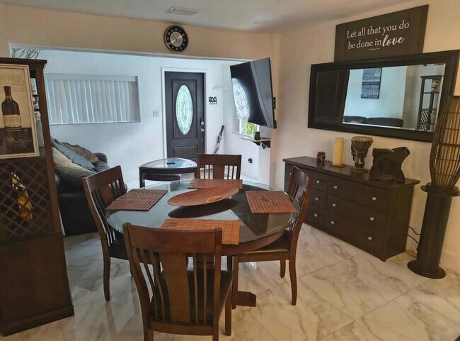 Building Photo - 2206 Coolidge St