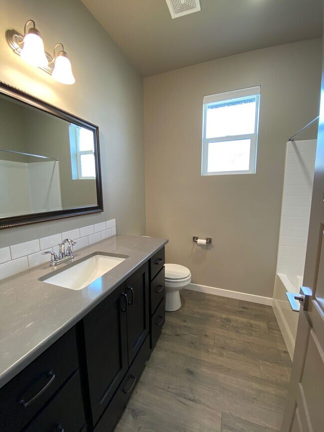 Building Photo - Lovely Single Level 3 Bed 2 Bath Home in M...