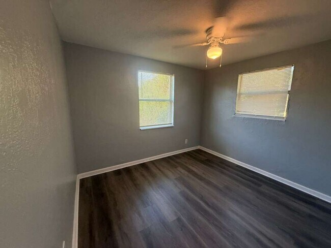 Building Photo - Cozy 3/1 House | Apply for FREE This Holiday Season!