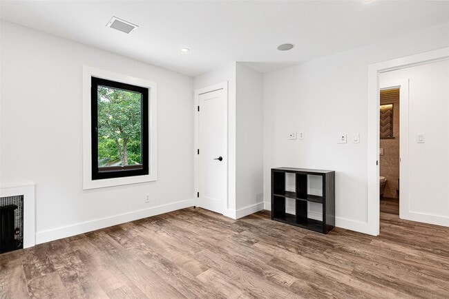 Building Photo - 71-31 Loubet St