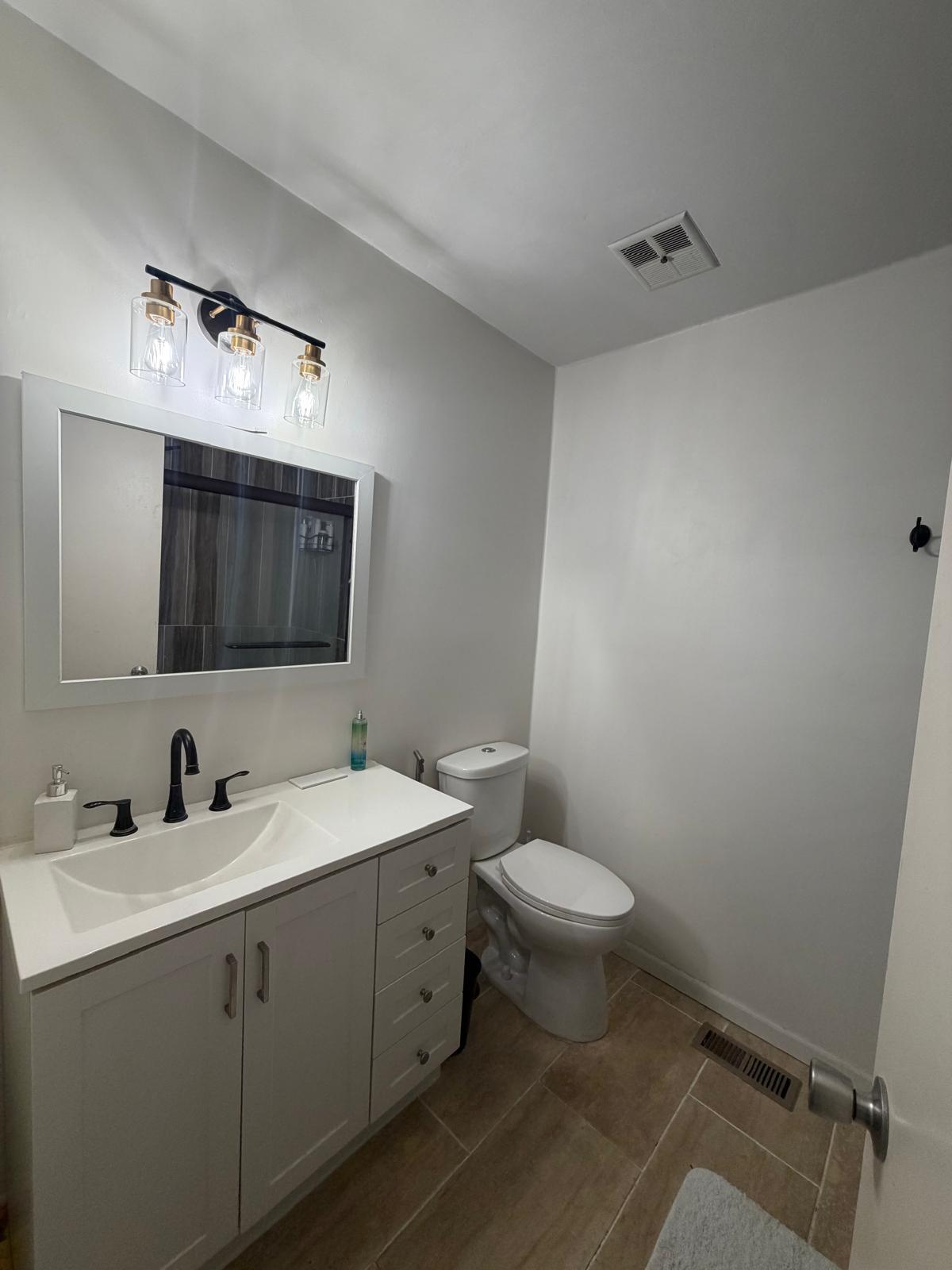 Building Photo - 800 W Beechtree Ln