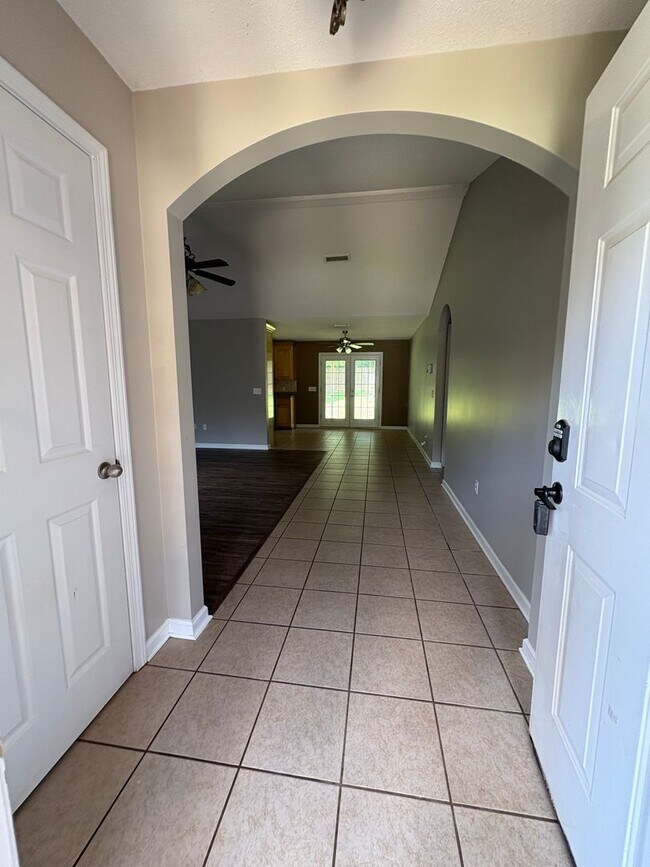 Building Photo - Hampton Place!