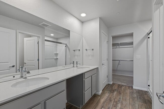 Building Photo - Students Welcome! Two Story 3 Bed 2.5 Bath Town Home North Fort Collins