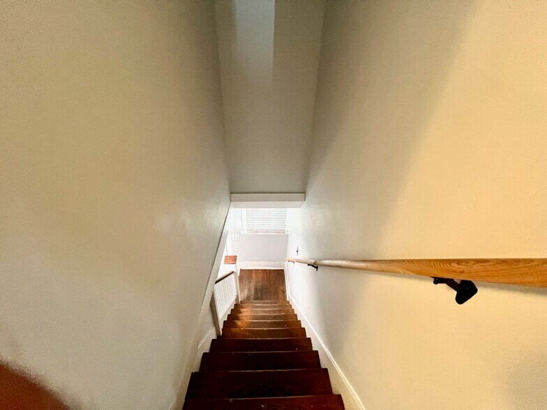 Building Photo - 408 Hillview Pl