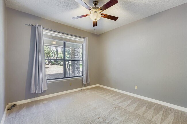 Building Photo - 10703 Oak View Dr