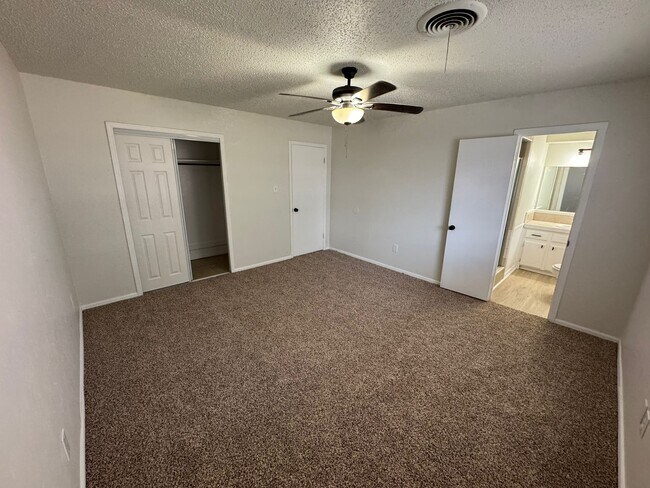 Building Photo - 2410 NW Saxon Cir
