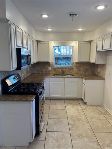 Building Photo - 888 Berkinshire Dr