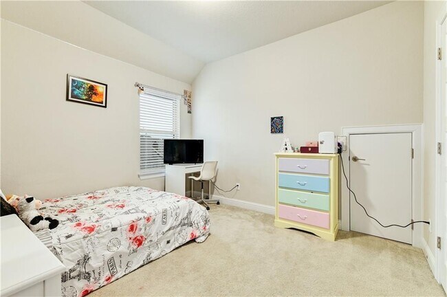 Building Photo - 6825 Leonardo Dr