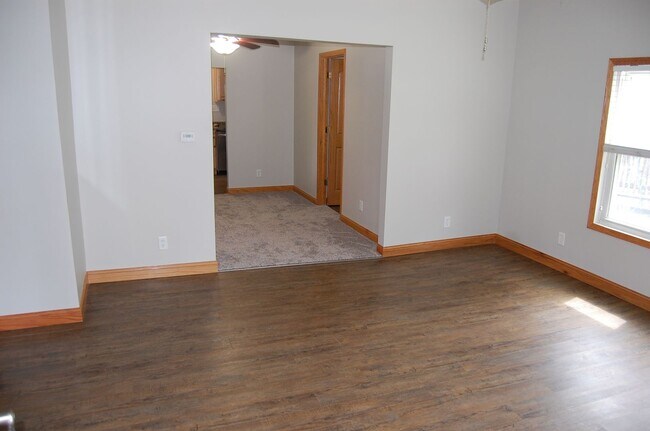 Building Photo - Cute & clean and close to campus!