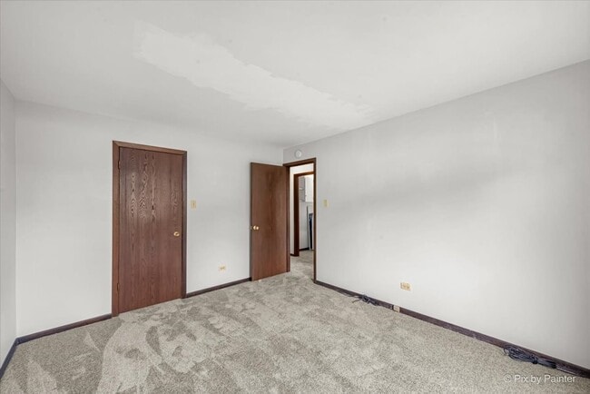 Building Photo - 877 E Carriage Ln