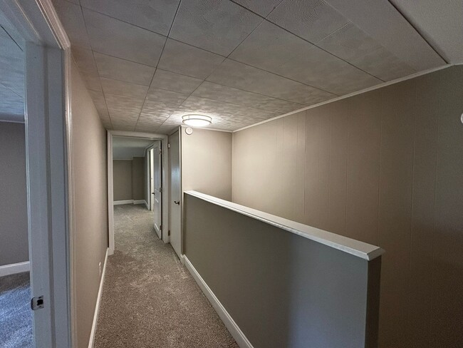 Building Photo - Newly remodeled 3+ bedroom
