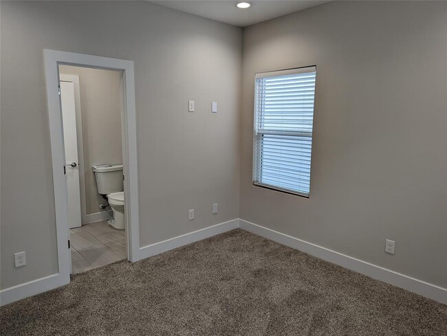 Building Photo - 3344 Pinemont Dr