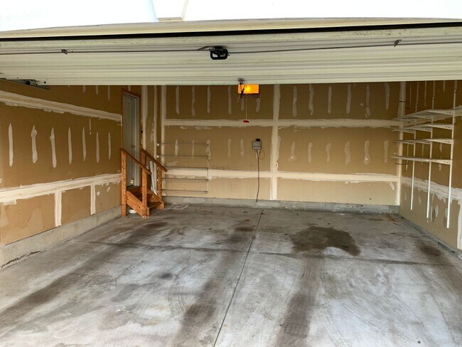 Building Photo - Beautiful Single Family For Rent NOW! Must...