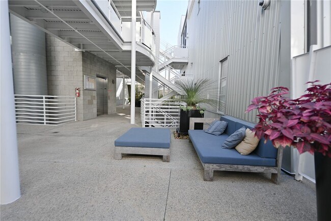 Building Photo - 615 Hampton Dr