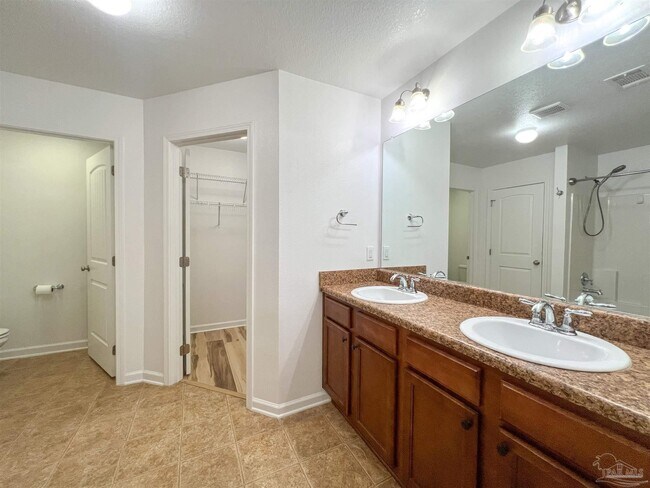 Building Photo - 202 Creekview Dr