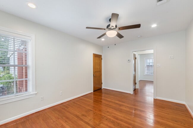 Building Photo - 5710 Greenbriar Dr