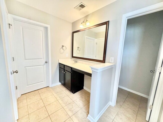 Building Photo - $500 off first month rent with acceptable credit and application!! Beautiful 3 bed 2.5 bath/ Scre...