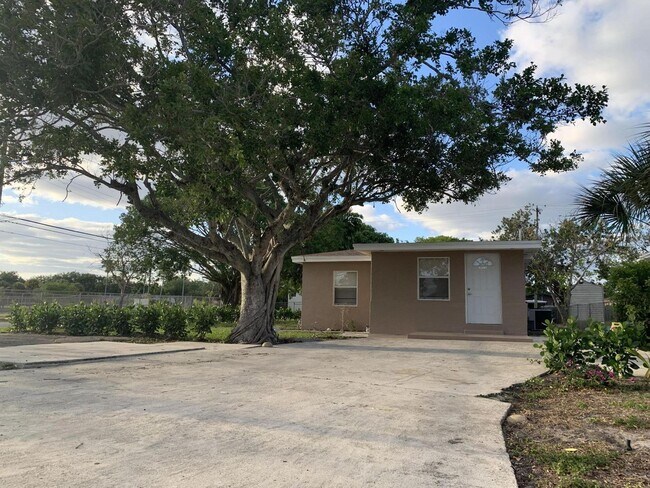 Building Photo - 10780 Cypress Lake Ter