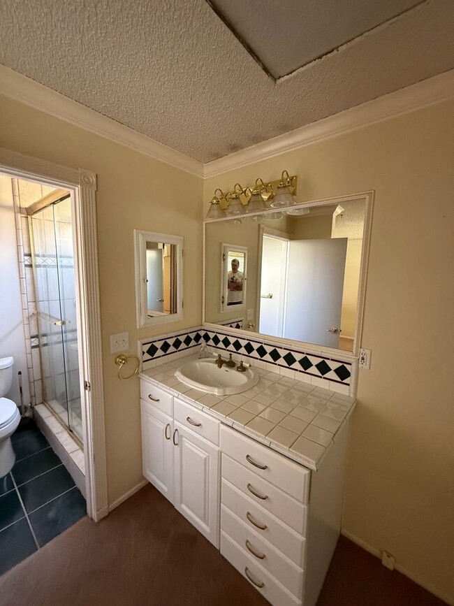 Building Photo - New Photos! Lovely One Level home in Valen...