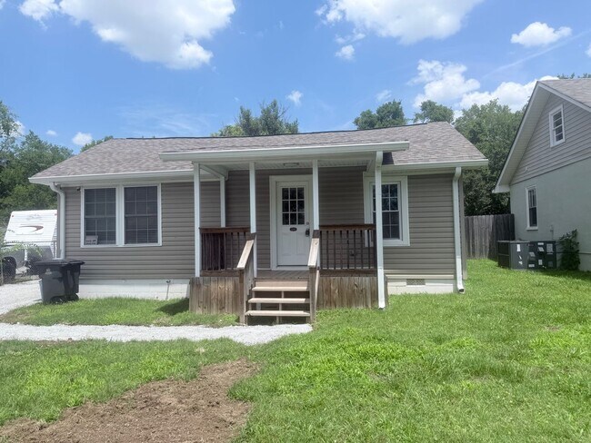 Building Photo - 2 bedroom, 1 bath, large back yard