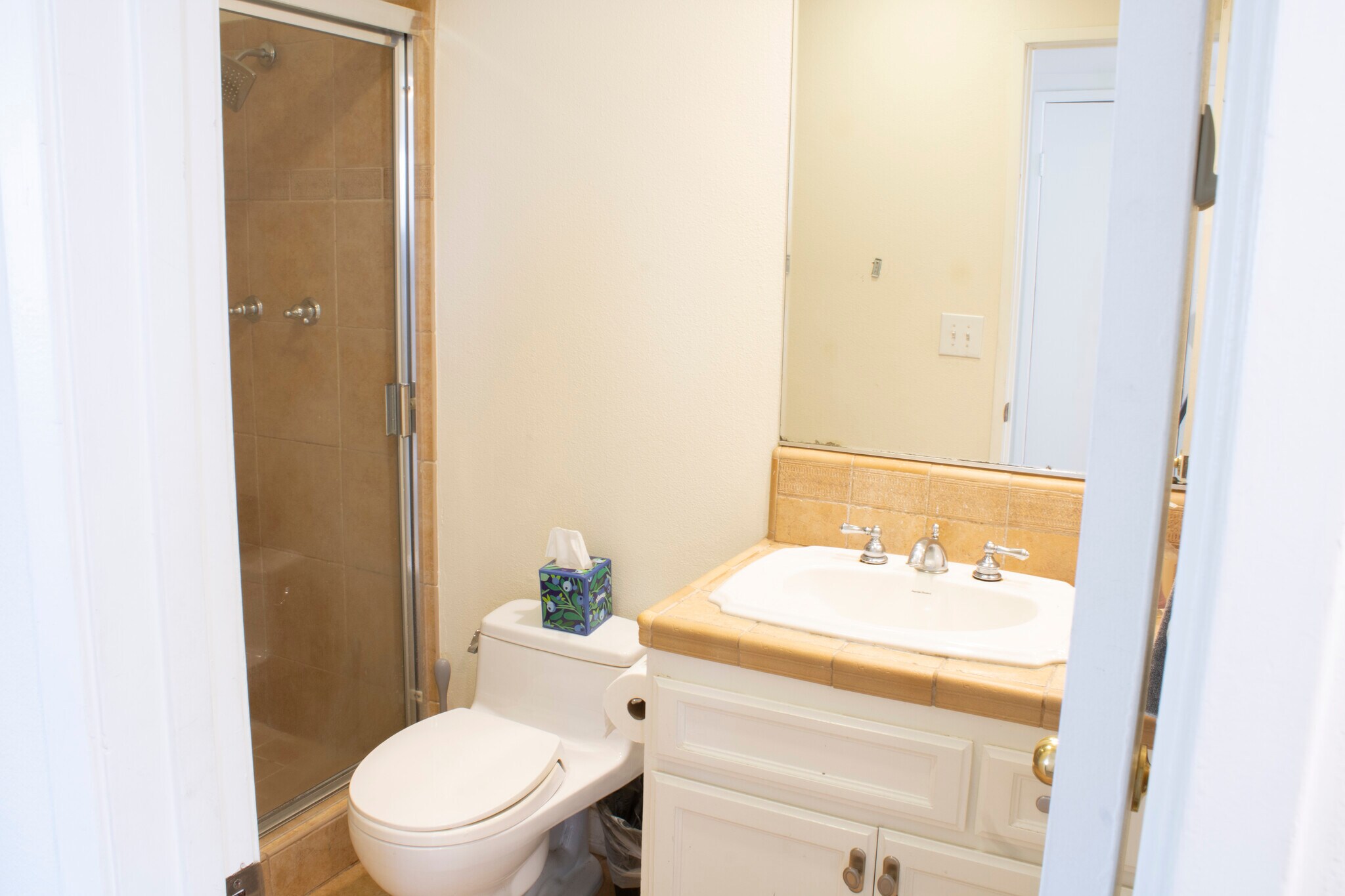 Hall Bathroom - 4223 Freedom Dr