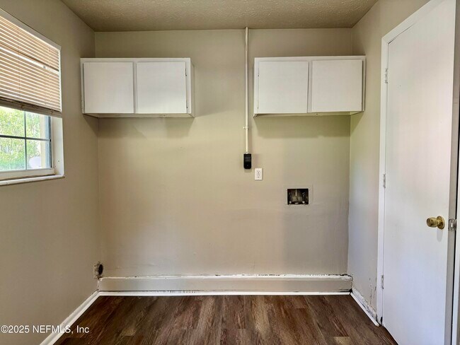 Building Photo - 7054 Red Robin Dr
