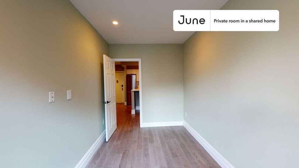 Building Photo - Private bedroom in 3 bed/2 bath Home