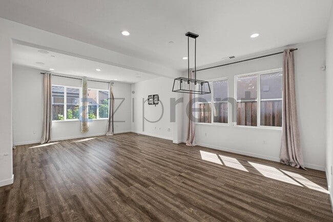 Building Photo - 136 Willowrun Wy