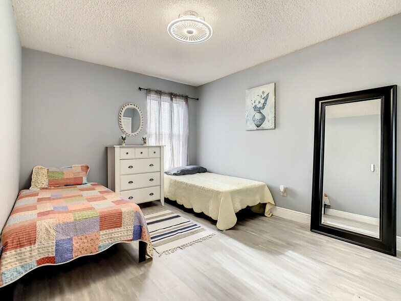 Building Photo - 4840 Kingston Cir