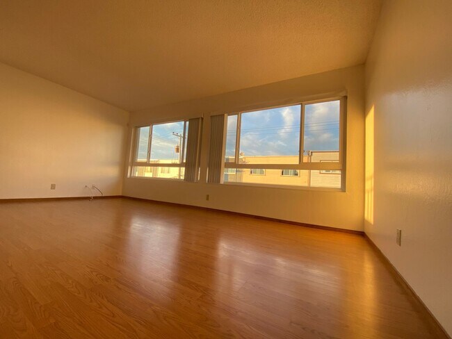 Building Photo - 262Price