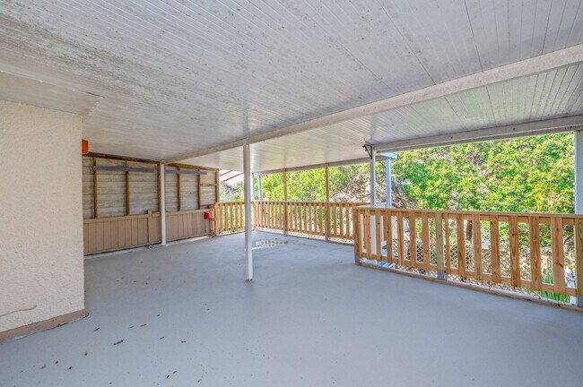 Building Photo - Spacious townhouse with large 2nd floor covered patio!