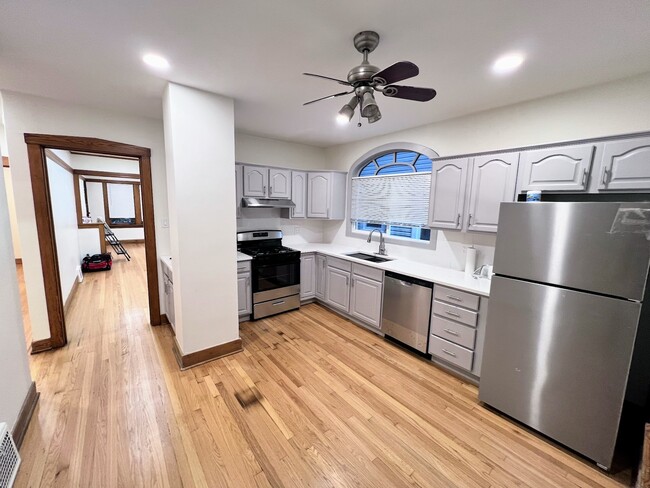 Building Photo - 5833 W Peterson Ave