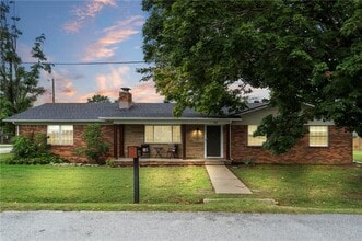 Building Photo - 701 NW Ford Ln